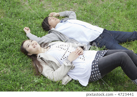 A couple lying on the lawn 4723441
