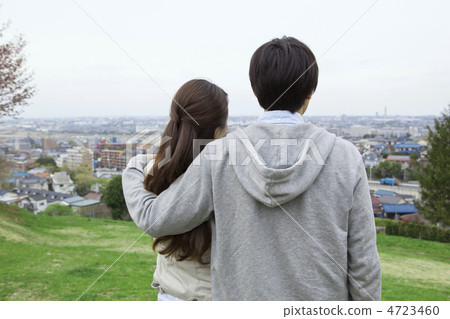 A couple of shoulders in a nice park 4723460