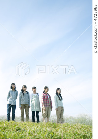 初中生在草原上排隊 初中生在草原上排隊 4725965