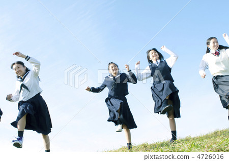 跑在草甸的中學學生 4726016