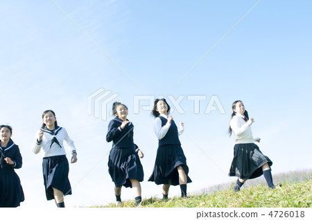 跑在草甸的中學學生 4726018