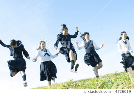 初中學生在草地上跳躍 4726019