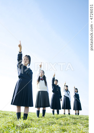 Junior high school students lined up in a row on the meadow 4726031