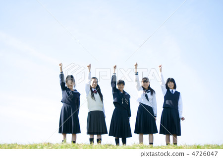 Junior high school student holding hands in prairie 4726047