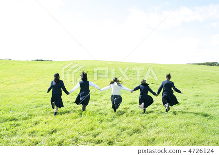 在像草的領域遞手的初中生的後方出現 4726124