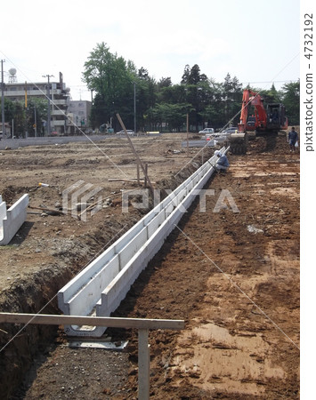 在建造了側槽的住宅用地建築 在建造了側槽的住宅用地建築 4732192