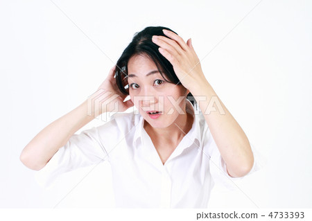 關心頭髮的中年女性 4733393