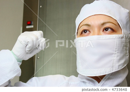 一個女人在潔淨室設施前無塵衣服 4733648