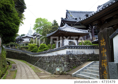 A view of the temple and the church 4735479