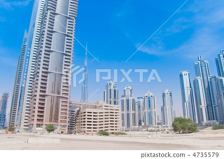 Dubai · Building group under construction and Burj Khalifa 4735579