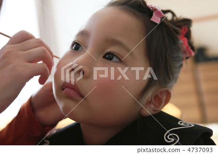 3-year old child to have an earache 4737093