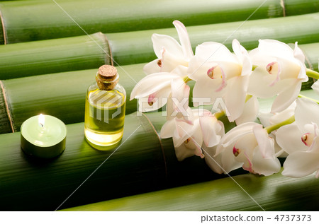 Essential oil on bamboo and flowers of cymbidium 4737373
