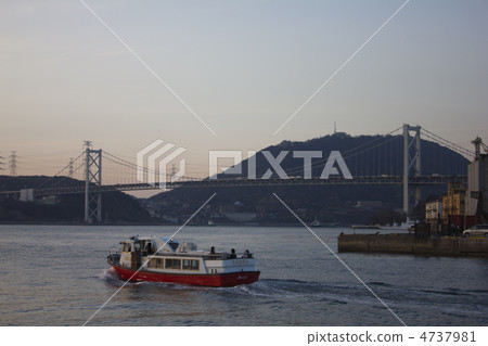 在黃昏的Kanmon Kaikyo橋樑 在黃昏的Kanmon Kaikyo橋樑 4737981