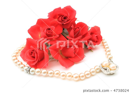 Red mini-roses and pearls 4738024