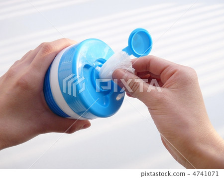 Wet tissue 4741071