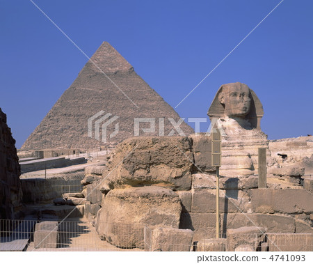 Sphinx and Pyramid of King Kahfura 4741093
