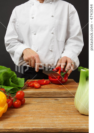 Chef chopping vegetables Chef chopping vegetables 4743044