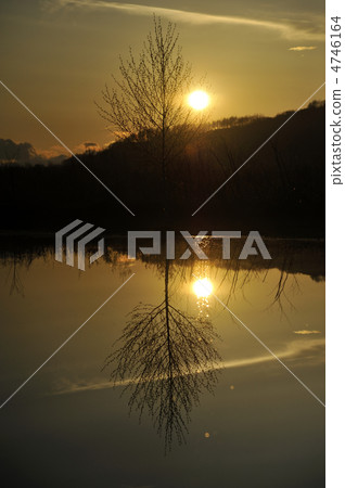 Sunset reflected on the surface of the water 4746164