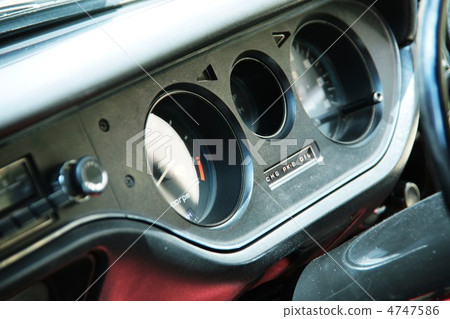 經典汽車儀表板 4747586