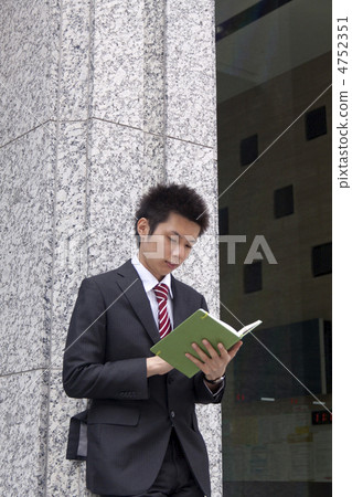 檢查室外筆記本的商人 檢查室外筆記本的商人 4752351