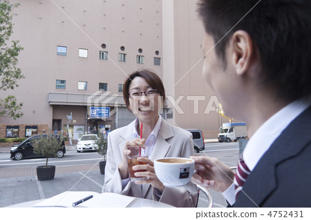 放鬆在咖啡館的商人和女商人 4752431