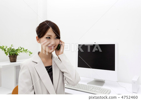 拜訪智能手機的女商人 拜訪智能手機的女商人 4752460