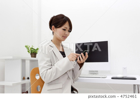 操作智能手機的女商人 4752461