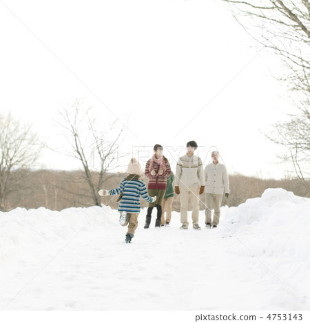 3代家庭在雪道上行走 4753143
