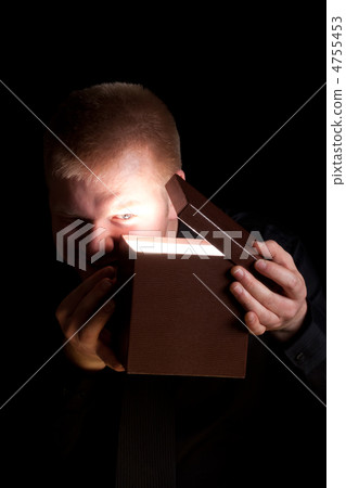 一名男子透過盒子偷窺 4755453