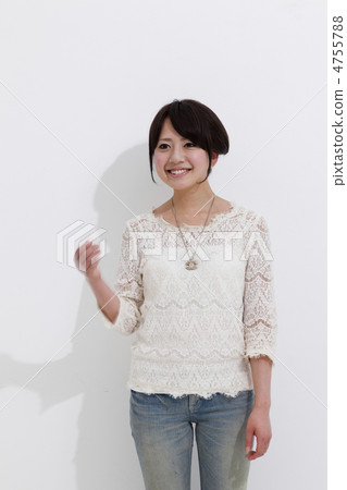 一位年輕女士說話 4755788