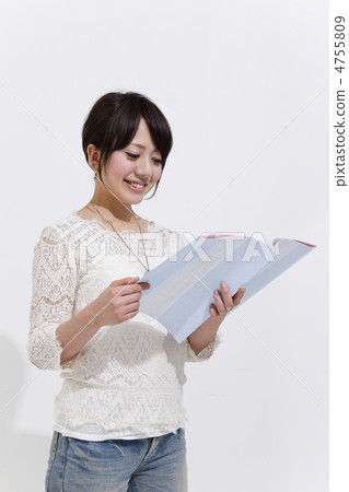 看通過與微笑的小冊子的婦女 4755809