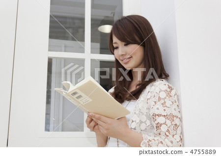 讀書的婦女愉快地看 讀書的婦女愉快地看 4755889