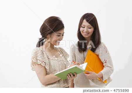 一個女人帶著微笑寫下筆記本上 一個女人帶著微笑寫下筆記本上 4755890