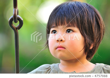 A daughter enjoying a swing 8 4757088