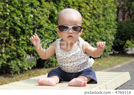 一個2歲的男孩帶著太陽眼鏡 一個2歲的男孩帶著太陽眼鏡 4768118