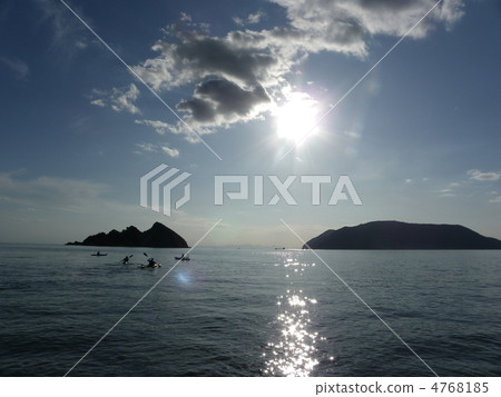 Hatko's Sea and Canoe 4768185