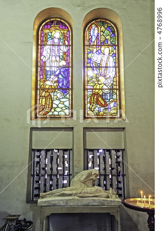 西貢大教堂（越南，胡志明市）的彩色玻璃 4768996
