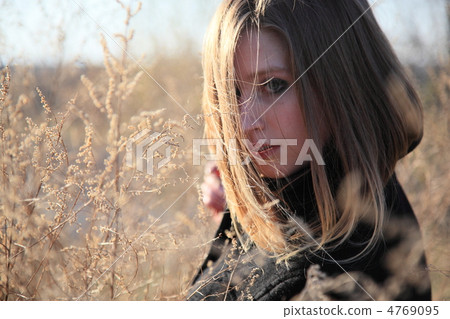 Female foreigners watching over in bushes (before editing) 4769095