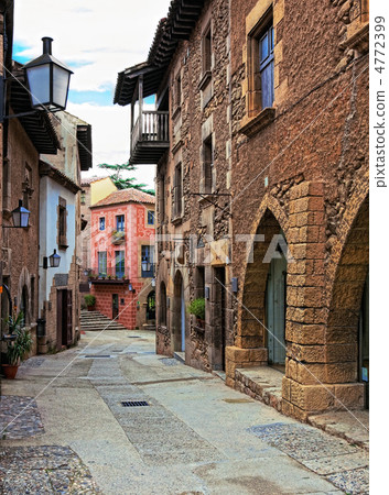 spanish street 4772399