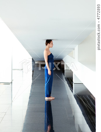 woman and architecture 4772893