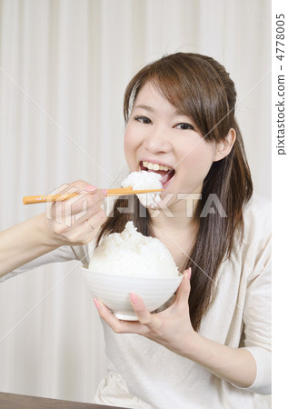 A woman eating Omori rice 4778005