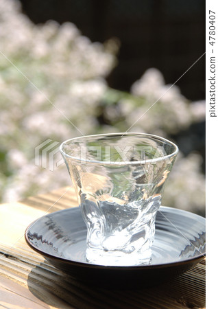 Natural wood lacquered and glasses 4780407