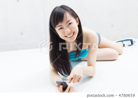 使用智能手機的女孩 4780659