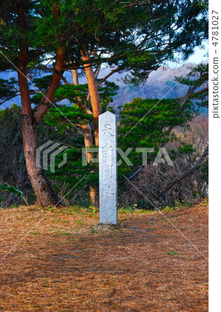 “城堡塔的寺廟”的石頭紀念碑(新潟縣上越市的春日城遺址/ Nakayashiki /大豆) “城堡塔的寺廟”的石頭紀念碑(新潟縣上越市的春日城遺址/ Nakayashiki /大豆) 4781027