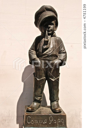 Statue of Madoros boy (Yokohama Station West Exit / Yokohama City, Kanagawa Prefecture) Statue of Madoros boy (Yokohama Station West Exit / Yokohama City, Kanagawa Prefecture) 4781199