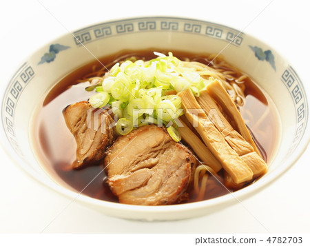 Chinese noodles with big slices 4782703