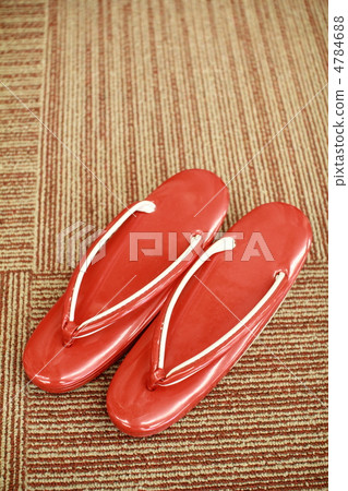 瓷磚地毯上的女式紅色涼鞋、日本配件 瓷磚地毯上的女式紅色涼鞋、日本配件 4784688