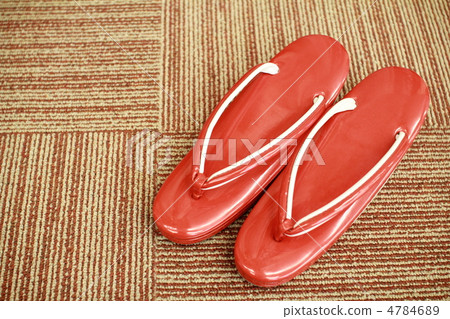 瓷磚地毯上的女式紅色涼鞋、日本配件 瓷磚地毯上的女式紅色涼鞋、日本配件 4784689
