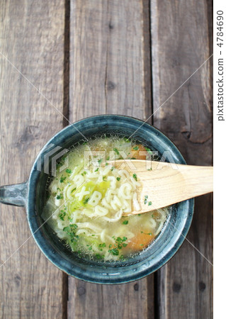 用英式義大利麵製成的清湯 用英式義大利麵製成的清湯 4784690