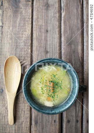 陶瓷湯杯中的清湯 陶瓷湯杯中的清湯 4784692